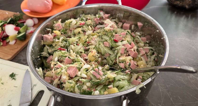 Не квас, и не кефир: в деревнях окрошку заливают только этим — вкус волшебный, освежает в сильную жару