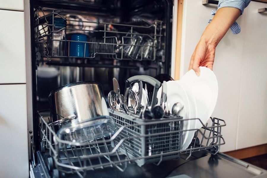 Как избежать катастрофы: 8 предметов, которые не следует класть в нижний ярус посудомойки