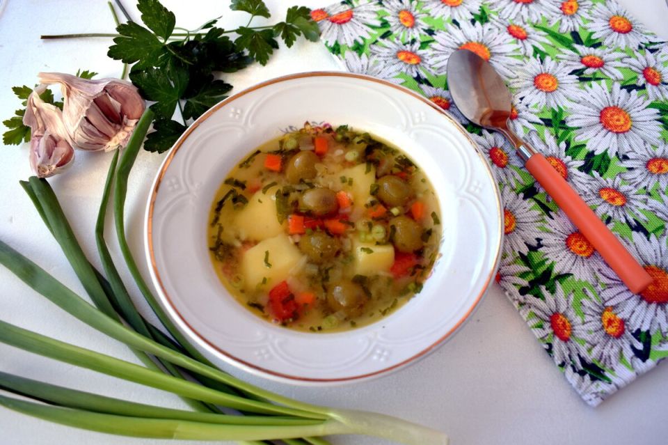 Чечевичный суп с оливками: идеальный постный обед за 40 минут