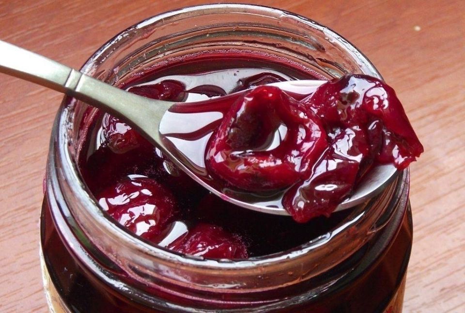 Вкусное и ароматное: секреты приготовления вишневого варенья без косточек за 20 минут