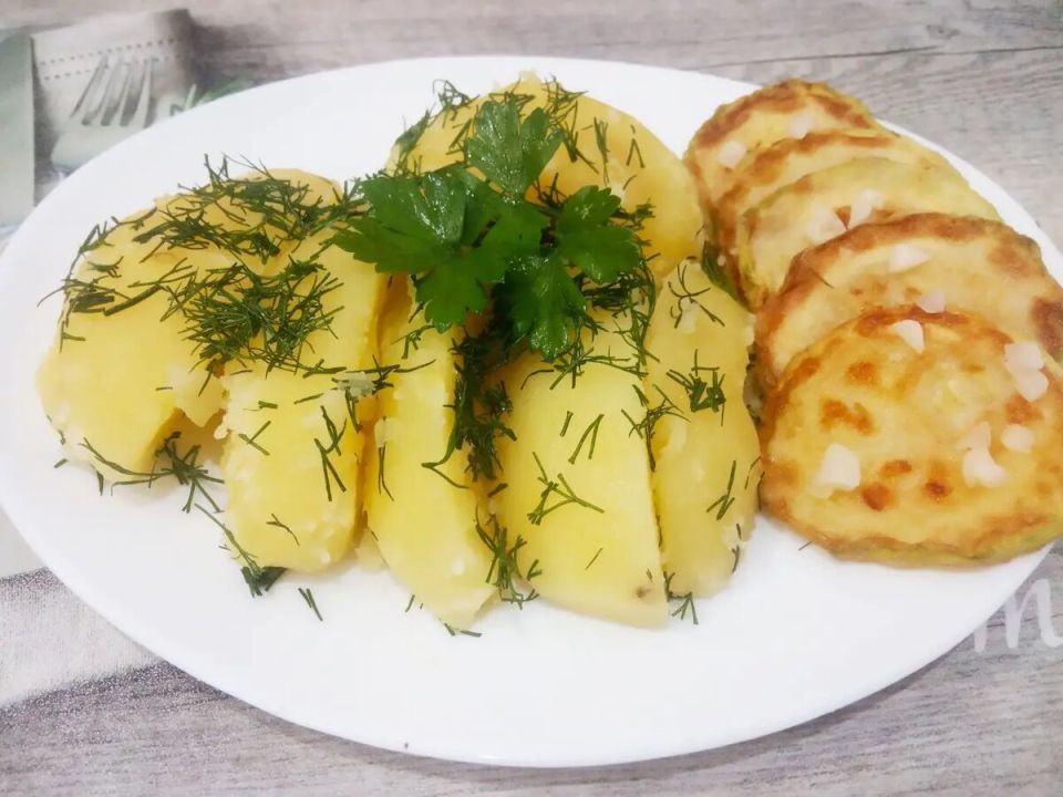 Ощутите вкус лета: идеальный молодой картофель с укропом и сливочным маслом