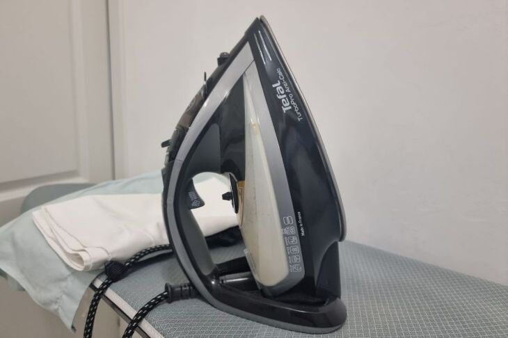 Как почистить утюг от нагара: почему соль и бумага работают лучше магазинных средств