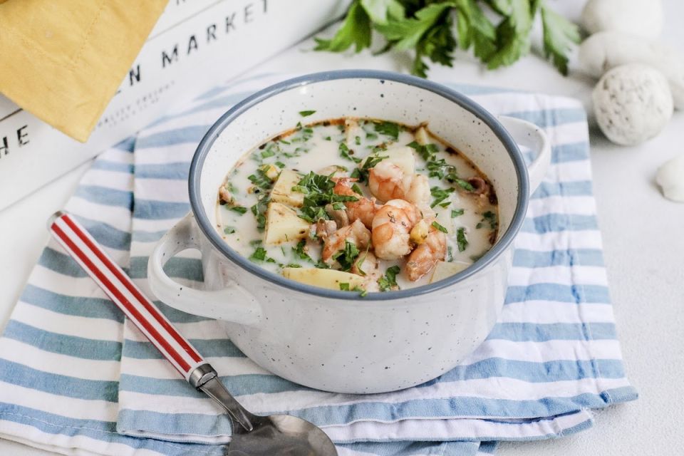 Сливочный чаудер с креветками и кукурузой: идеальный глоток американской кухни
