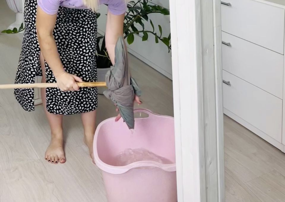 Пять распространенных ошибок при мытье полов, которые могут усложнить уборку