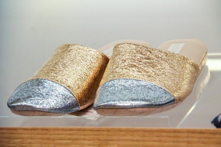 Рай для бактерий: как часто нужно стирать и менять домашние тапочки