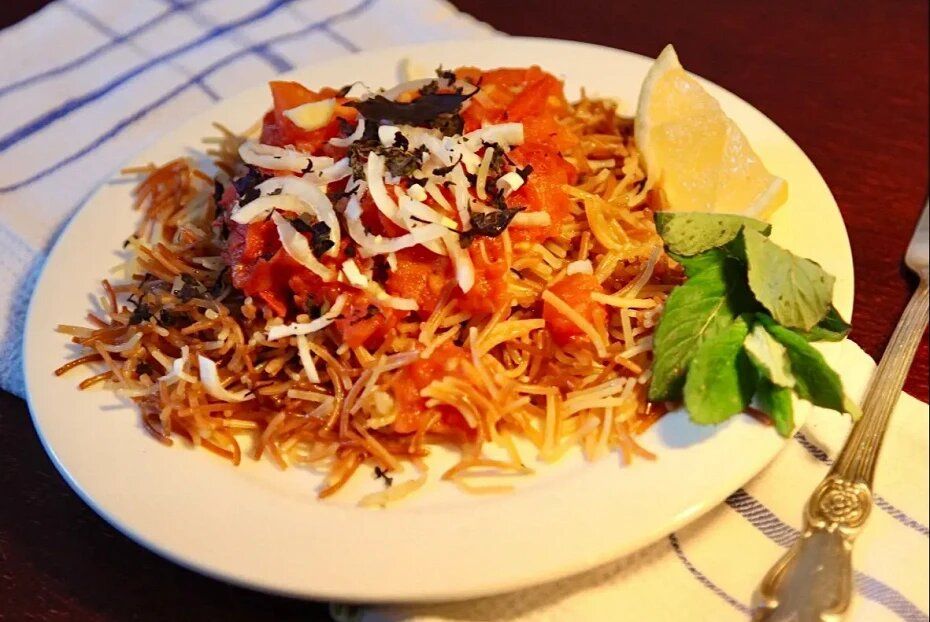 Пробуйте новые вкусы: жареные макароны с томлеными помидорами