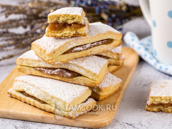 Сладкое искушение: как испечь песочные полоски с повидлом