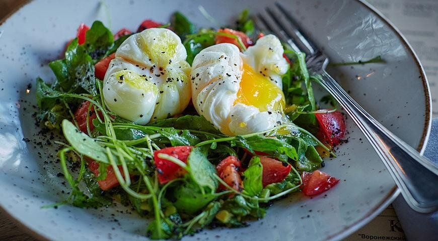 Летний салат с авокадо и яйцом-пашот: простота и вкус в одном блюде