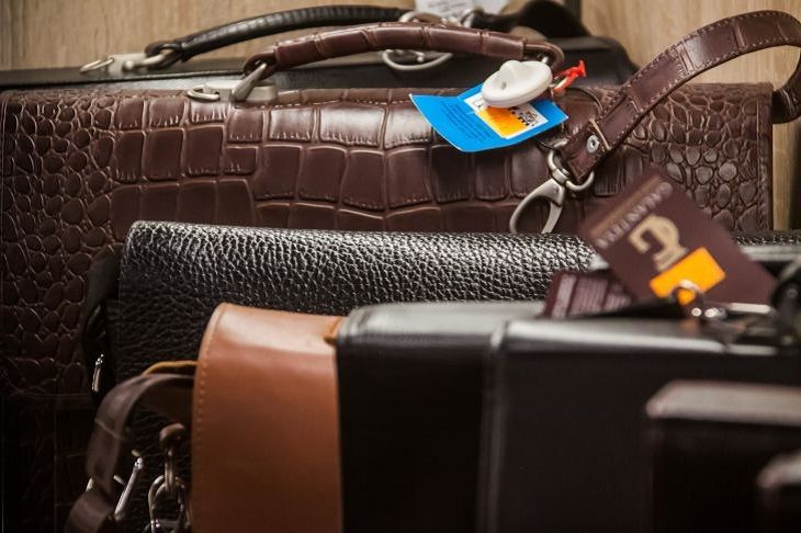 Простой трюк, чтобы кожаная сумка выглядела лучше новой: это средство быстро вернет презентабельным вид