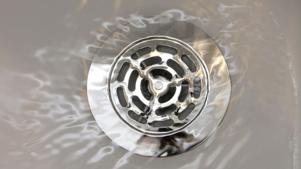 Ершик и трос отбросьте в сторону: комок волос из слива вытяните этим нехитрым «прибором»