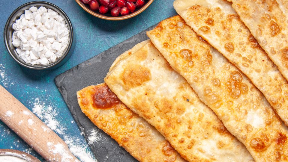 Вместо чебуреков: эти пузыристые лепешки с ароматной начинкой будете готовить изо дня в день