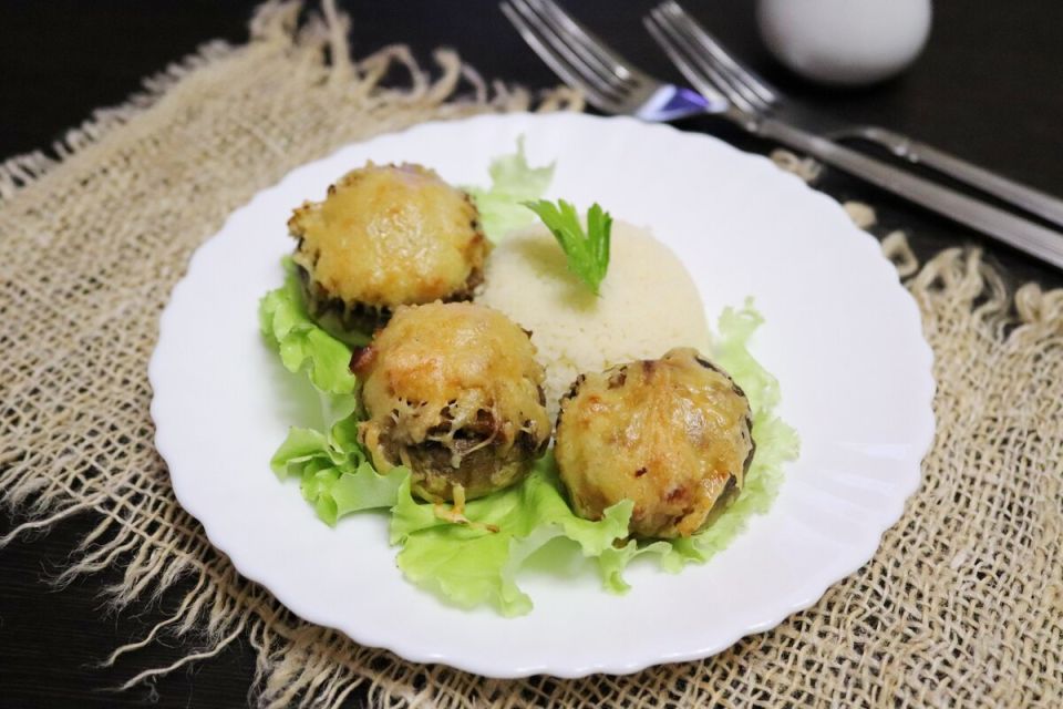 Грибная симфония: фаршированные шампиньоны с кускусом