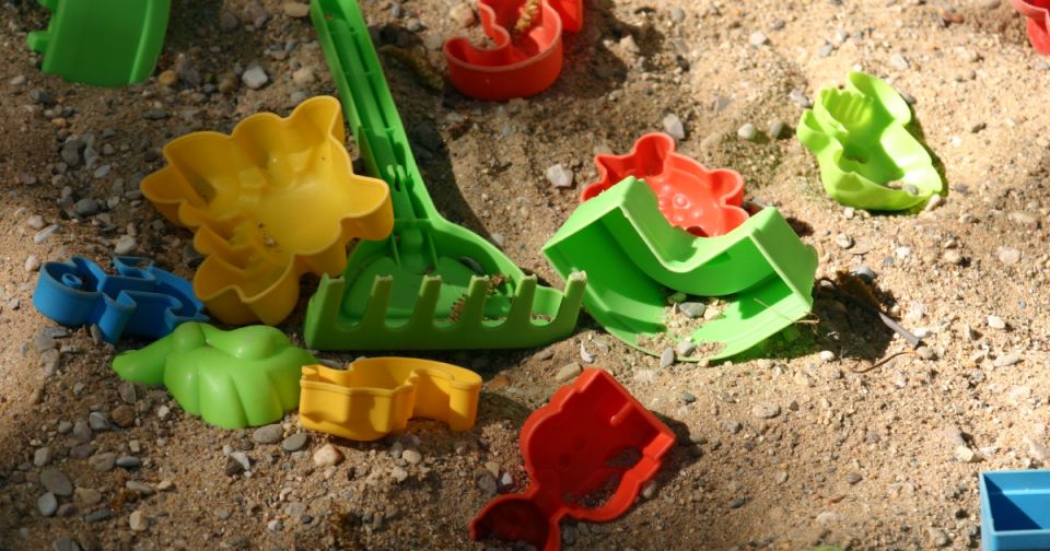 Организация детской площадки: как правильно установить песочницу