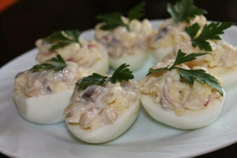 Необычная закуска: яйца с пряной сельдью под майонезом