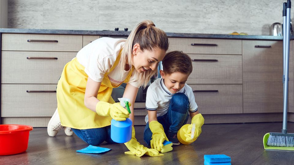 Радость уборки с малышом: простые игры, которые превращают домашние дела в увлечение