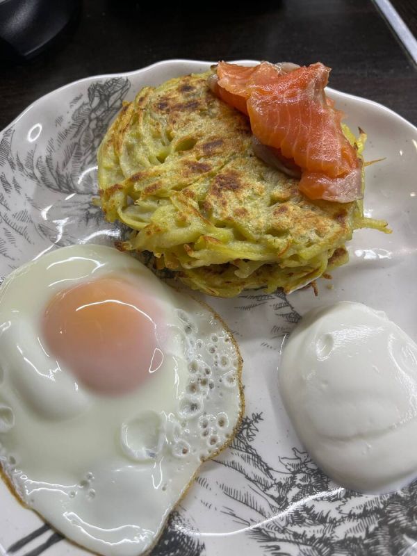 Идеальное начало выходного дня: драники с красной рыбой и сметаной