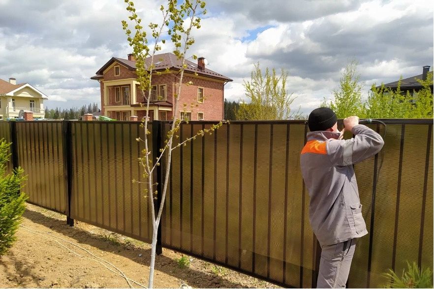 Проверка заборов на дачах: как избежать штрафов и споров с соседями