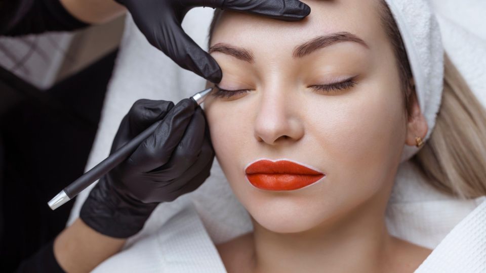 Чтобы не опозориться: какую ошибку допускают все россиянки, делая перманентный макияж