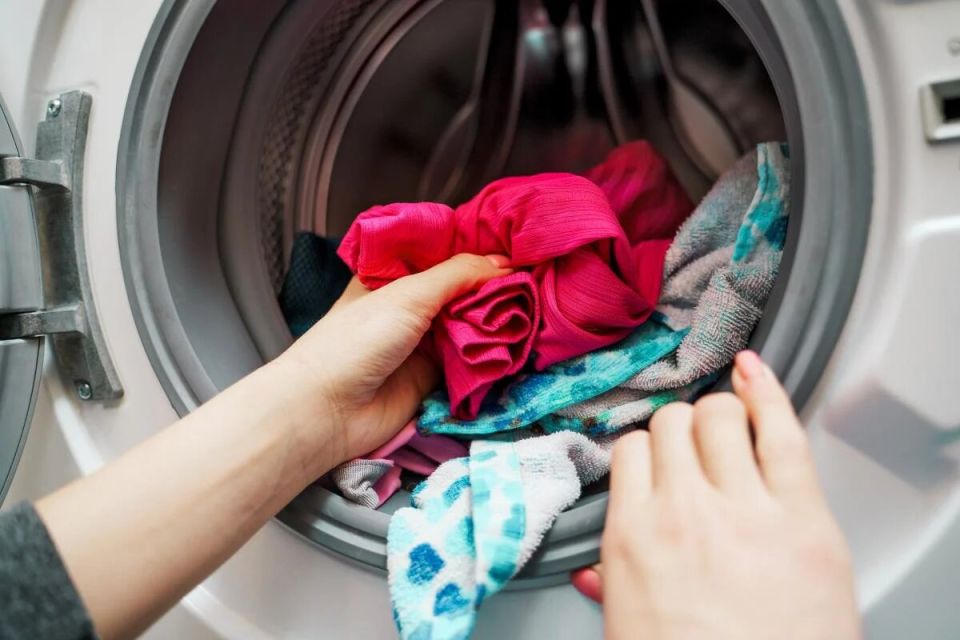 Умная хитрость для стирки: как влажная салфетка помогает справляться с шерстью домашних любимцев