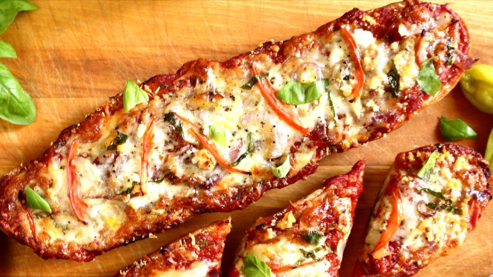 Для такой сытной турецкой пиццы и тесто не понадобится: секрет местных хозяек