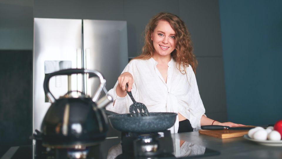 Пюре будет пресным, а омлет — водянистым: эти кулинарные ошибки делает половина хозяек