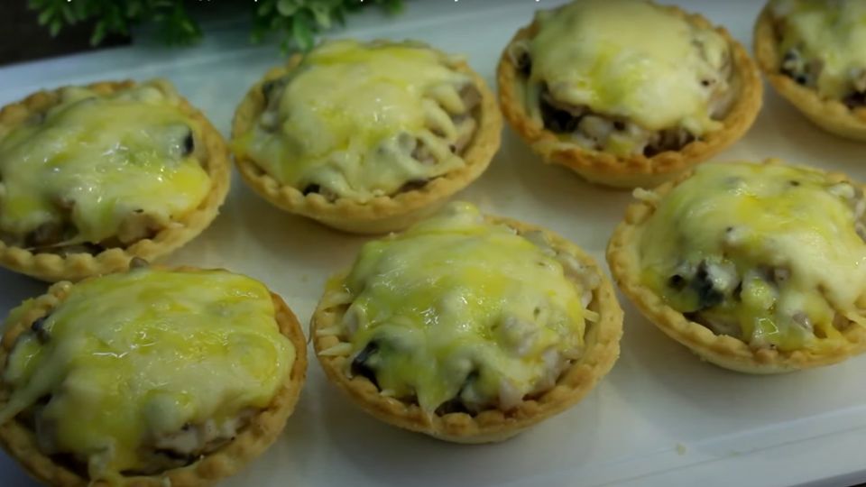 Гости не встанут из-за стола, пока не съедят эти тарталетки: начинка сведет с ума