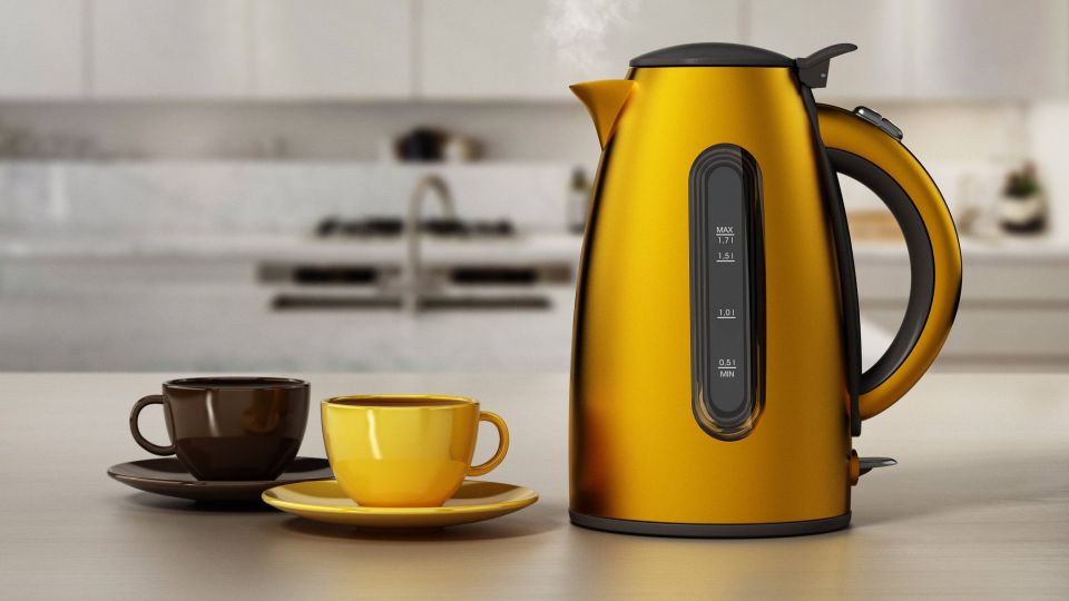 Чайник больше не будет пахнуть пластмассой: поможет один овощ