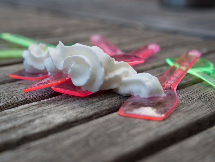 Как правильно взбить сливки до мягких пиков: советы, которые помогут хозяйкам