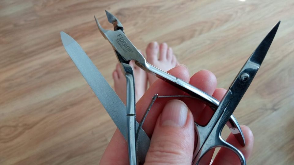 Как избавиться от толстых ногтей и грубых пяток: простые советы для легкости шагов