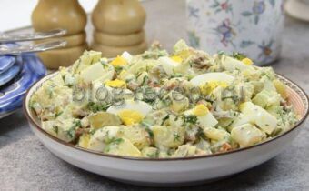 Салат, который согревает: картофель с беконом и огурцами