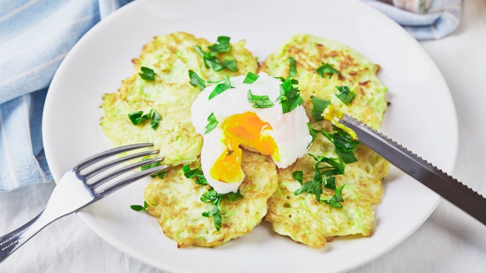 Шикарная пицца из кабачков готовится за 7 минут: вместо надоевших оладий