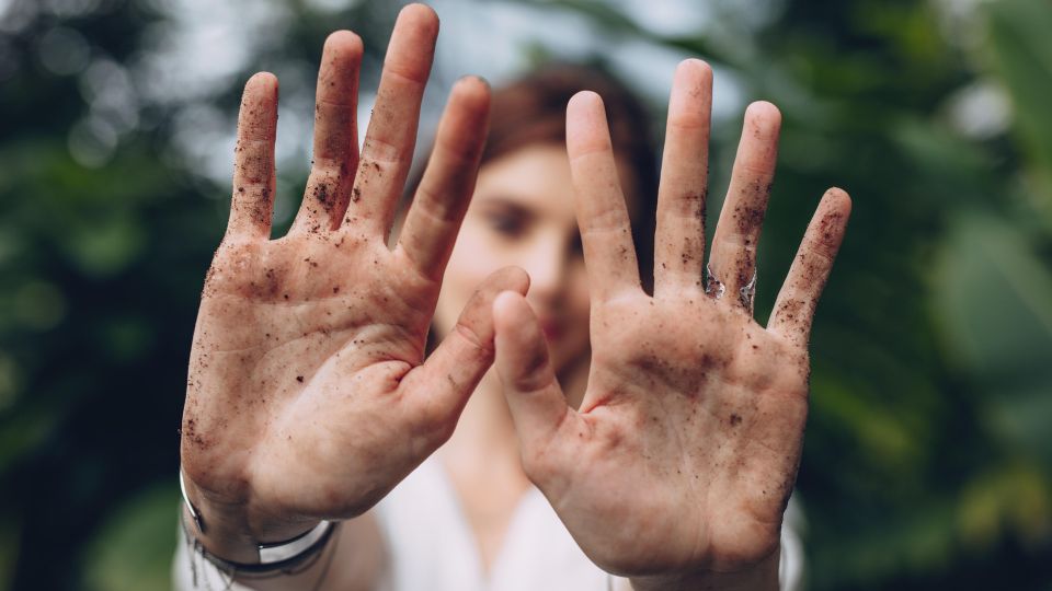Въевшаяся земля сойдет с рук моментально: вот чем их нужно протереть