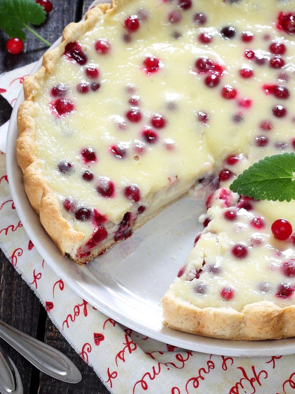 Пирог с клюквой и сметаной: нежный десерт для настоящих гурманов