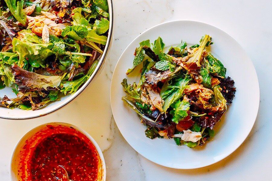 Энергия свежести: как приготовить пряный салат с цыпленком за считанные минуты