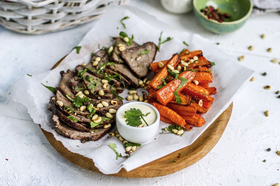 Изысканное наслаждение: ростбиф с медовой морковью и сырным соусом