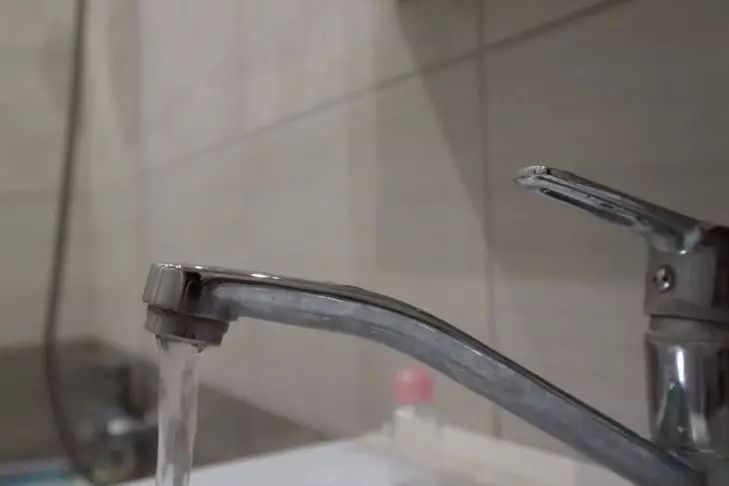 Неожиданный способ очистки крана от налета: поможет вещица, которая найдется в каждом доме