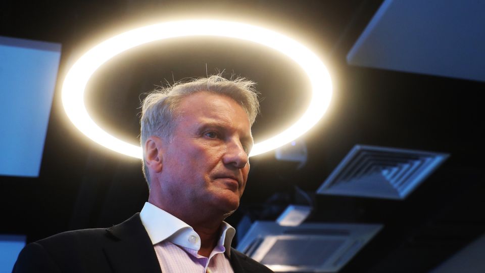 Как банки зарабатывают на вашем удобстве: что скрывается за бесплатными картами