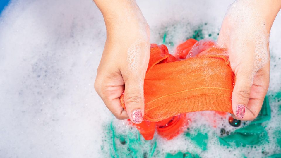 Пятновыводитель не нужен: жирные следы на одежде уберет вот что