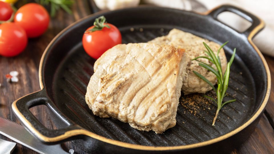 Рыба не пригорит даже на старой сковородке: вот как ее жарят шеф-повара