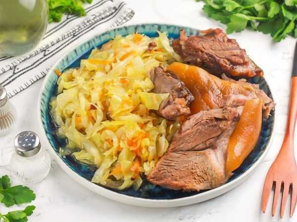 Сочная свиная рулька с капустой: идеальное блюдо для любого стола