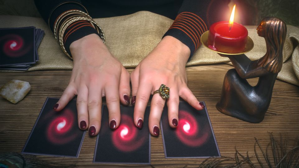 Гадалка, обманувшая женщину на 3 миллиона, оказалась под следствием