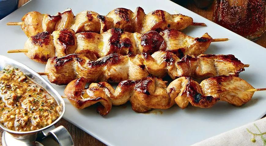 Необычные шашлычки из куриного филе и изысканный соус из фундука