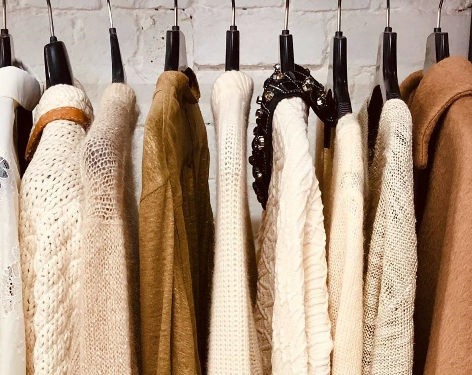 Гардероб для осени: как не дать вещи захватить пространство