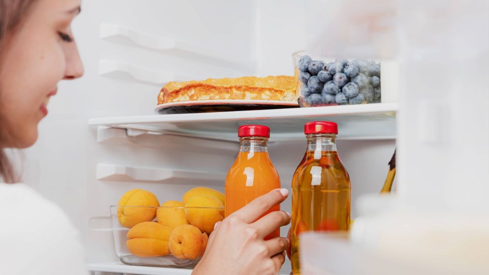 Неделями не придется мыть холодильник, и вони не будет: 3 хитрости от ушлых хозяек
