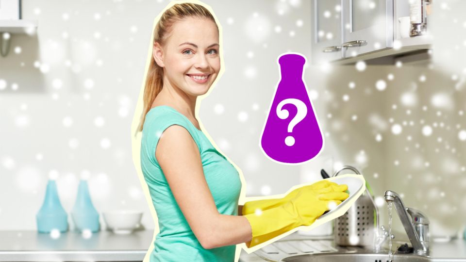 Будут белыми как снег: очистить желтый налет с тарелок поможет копеечное средство