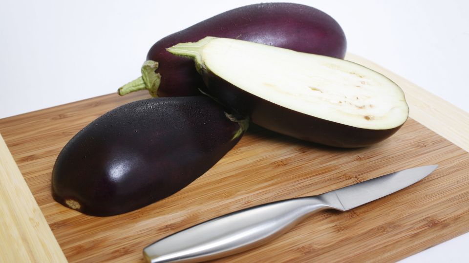 Убираем горечь из баклажанов за полчаса: совет от шеф-повара