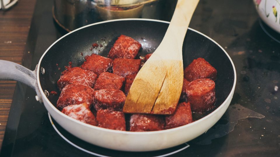 Жир не останется на плите, даже если жарить без крышки: трюк опытных поваров