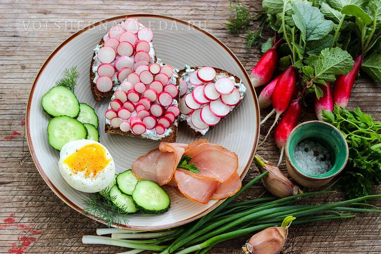 Легкие весенние тосты с редисом