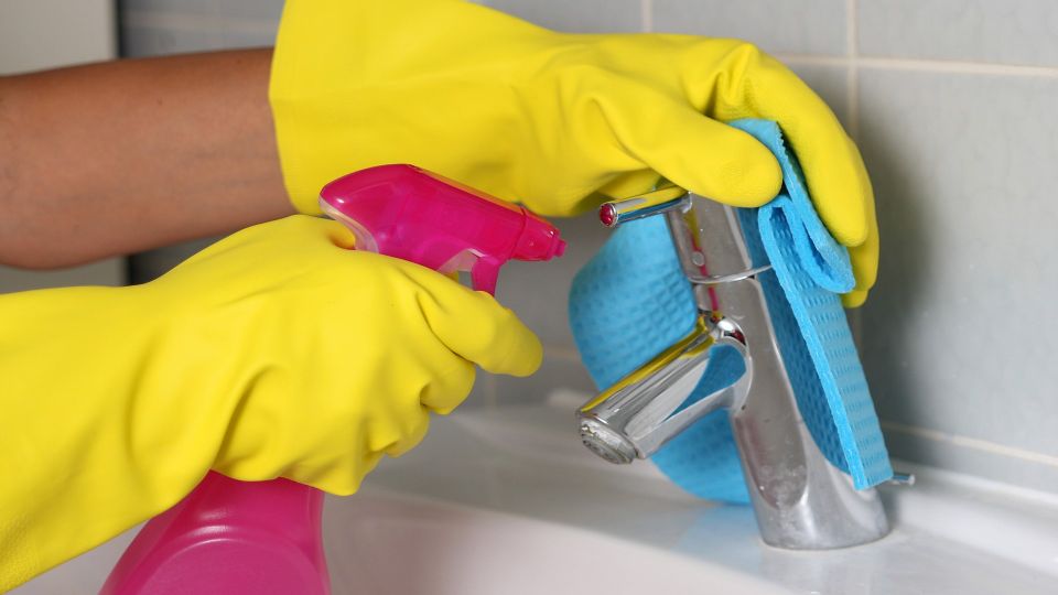 Смеситель на даче заблестит как новый: налет уберет эта вещь с вашей кухни