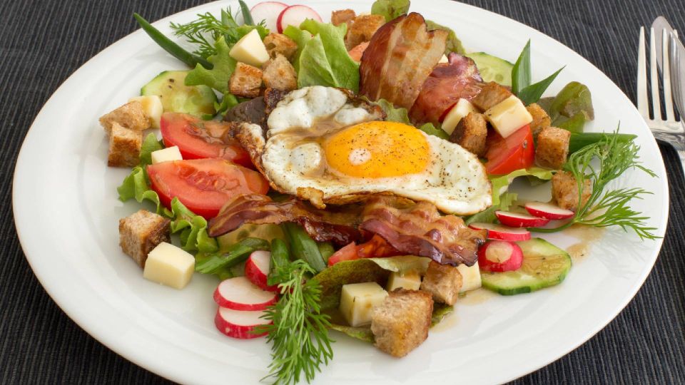 Вкуснейший салат из редиски приготовите за 10 минут: угостите семью ресторанным блюдом